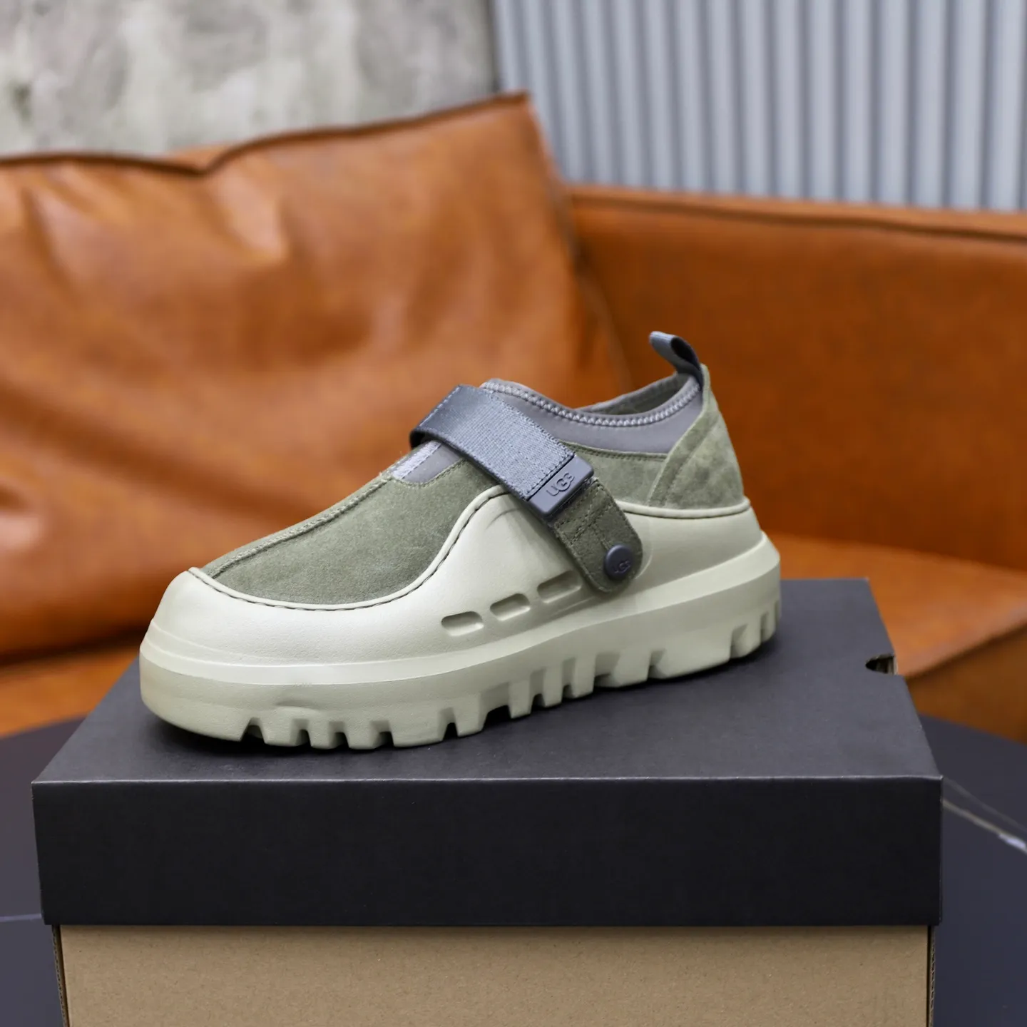Ex-factory price: 580 for couples👫💰Thick wool imported from Australia Brand: UGG genuine purchasing agent Size: 35-45 (45 customized) Grade: Official website 1:1 Material: First layer of genuine leather waterproof and antifreeze upper Real wool lining Original non-slip and wear-resistant outsole Style category: Men's casual shoes Trendy style Comfortable on the feet Color: Official website color synchronization